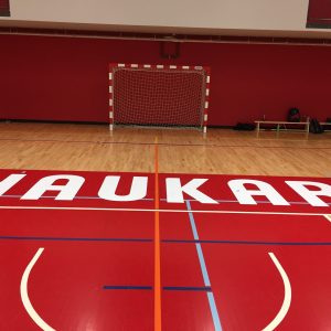 Merkingar á íþróttagólf, búkkaskilti, og á veggi.