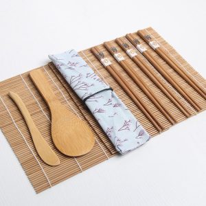 MMBA-2018410................ 2 stk. sushi bamboo mottur, fimm sett af matarprjónum og sleif